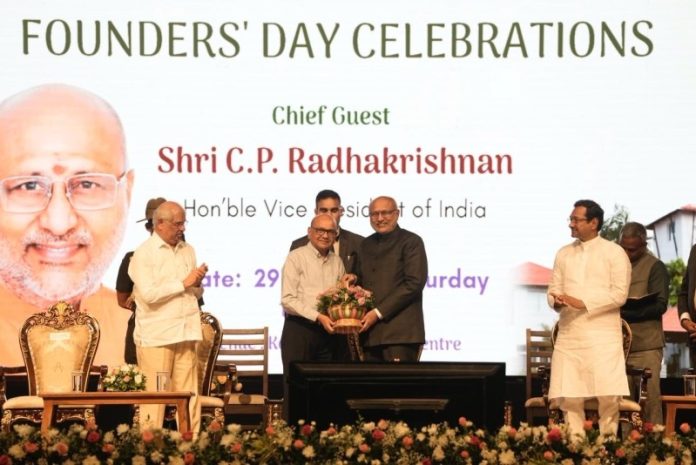 उपराष्ट्रपति सीपी राधाकृष्णन ने कोंगू वेल्लालर इंस्टीट्यूट ऑफ टेक्नोलॉजी ट्रस्ट में 'फाउंडर्स डे' समारोह में भाग लिया