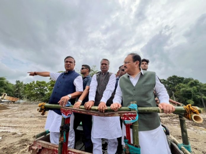 केंद्रीय मंत्री जेपी नड्डा ने असम के शिवसागर के बाढ़ प्रभावित क्षेत्रों का सीएम हिमंत बिस्वा सरमा के साथ दौरा कर हुए नुकसान का अवलोकन किया केंद्रीय मंत्री जेपी नड्डा ने असम के शिवसागर के बाढ़ प्रभावित क्षेत्रों का सीएम हिमंत बिस्वा सरमा के साथ दौरा कर हुए नुकसान का अवलोकन किया