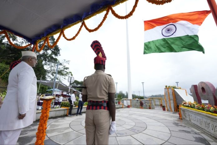 उपराष्ट्रपति सीपी राधाकृष्णन ने 'हर घर तिरंगा अभियान' के तहत श्री विजय पुरम के फ्लैग पॉइंट पर राष्ट्रीय ध्वज फहराया