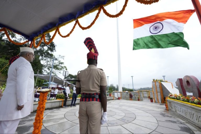 उपराष्ट्रपति सीपी राधाकृष्णन ने ‘हर घर तिरंगा अभियान’ के तहत श्री विजय पुरम के फ्लैग पॉइंट पर राष्ट्रीय ध्वज फहराया