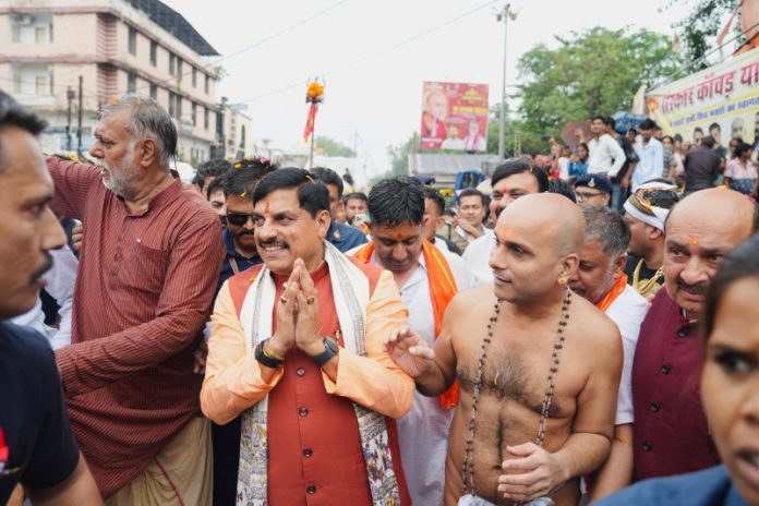 मप्र : सीएम डॉ. मोहन यादव ने श्रावण मास के द्वितीय सोमवार के अवसर पर जबलपुर में आयोजित 'संस्कार कावड़ यात्रा 2026' में हिस्सा लिया