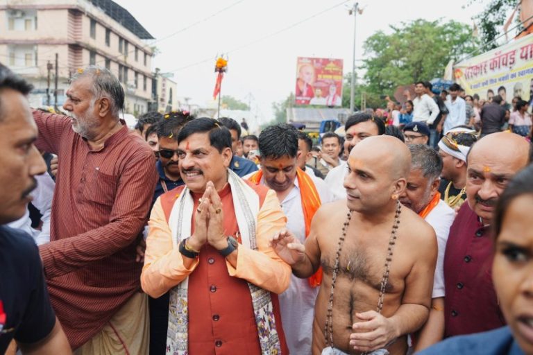 मप्र : सीएम यादव ने श्रावण मास के द्वितीय सोमवार के अवसर पर जबलपुर में आयोजित ‘संस्कार कावड़ यात्रा 2026’ में हिस्सा लिया