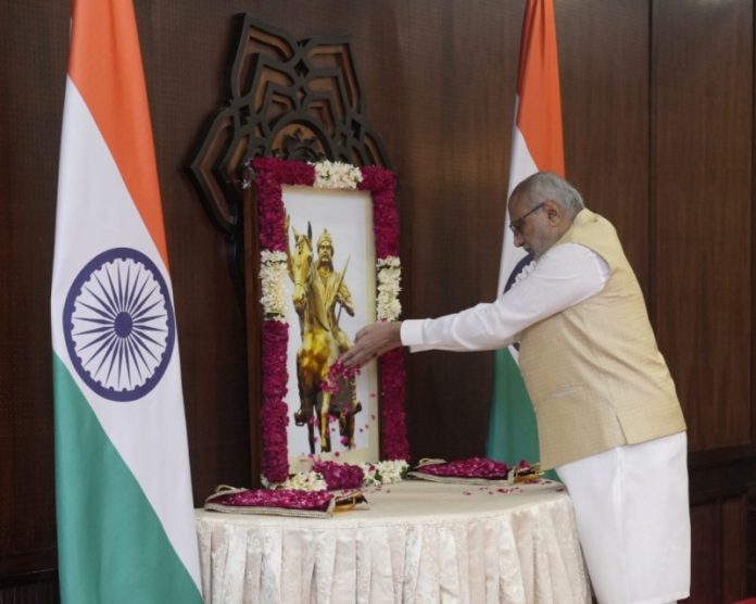 उपराष्ट्रपति सीपी राधाकृष्णन ने उपराष्ट्रपति भवन में स्वतंत्रता सेनानी धीरन चिन्नामलाई की पुण्यतिथि पर उन्हें पुष्पांजलि अर्पित की उपराष्ट्रपति सीपी राधाकृष्णन ने उपराष्ट्रपति भवन में स्वतंत्रता सेनानी धीरन चिन्नामलाई की पुण्यतिथि पर उन्हें पुष्पांजलि अर्पित की