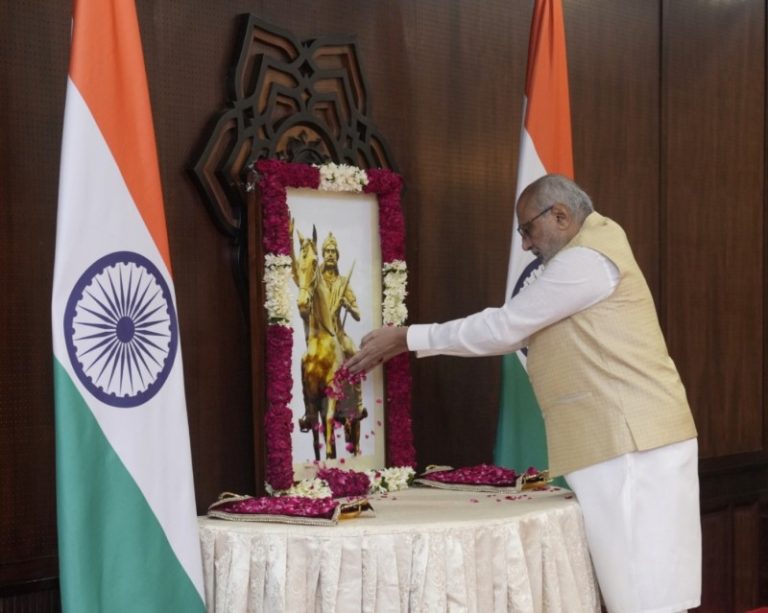 उपराष्ट्रपति सीपी राधाकृष्णन ने उपराष्ट्रपति भवन में स्वतंत्रता सेनानी धीरन चिन्नामलाई की पुण्यतिथि पर उन्हें पुष्पांजलि अर्पित की