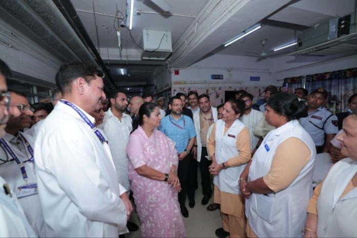 दिल्ली : सीएम रेखा गुप्ता ने मयूर विहार फेज-II स्थित लाल बहादुर शास्त्री अस्पताल का दौरा किया और मरीजों व उनके परिवारों से बातचीत की