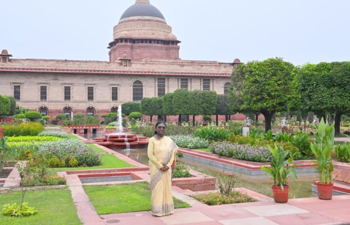 राष्ट्रपति मुर्मू ने राष्ट्रपति भवन में अमृत उद्यान के ग्रीष्मकालीन वार्षिकोत्सव 2026 का किया उद्घाटन