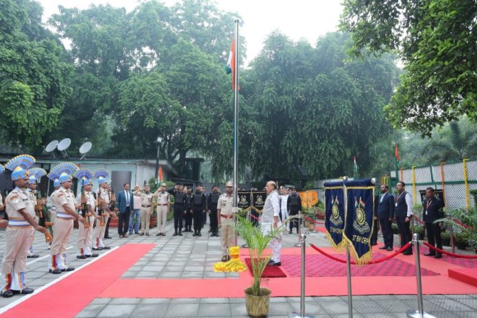 नई दिल्ली : रक्षा मंत्री राजनाथ सिंह ने 80वें स्वतंत्रता दिवस के अवसर पर अपने आवास पर हर घर तिरंगा अभियान के तहत तिरंगा फहराया नई दिल्ली : रक्षा मंत्री राजनाथ सिंह ने 80वें स्वतंत्रता दिवस के अवसर पर अपने आवास पर हर घर तिरंगा अभियान के तहत तिरंगा फहराया