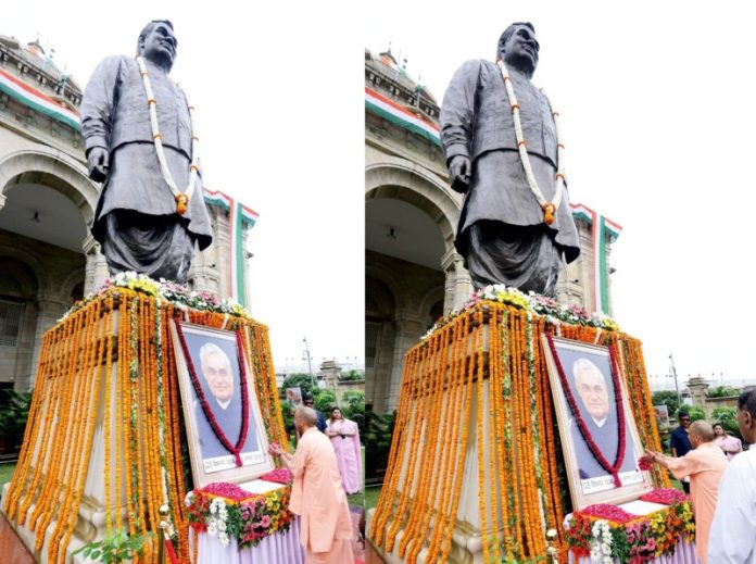 लखनऊ : सीएम योगी ने पूर्व पीएम और 'भारत रत्न' अटल बिहारी वाजपेयी की पुण्यतिथि पर उनकी प्रतिमा पर पुष्प अर्पित कर उन्हें श्रद्धांजलि दी