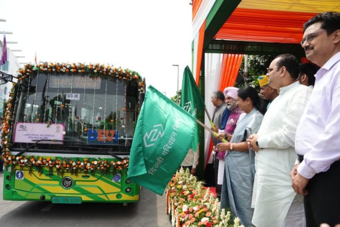 दिल्ली : सीएम रेखा गुप्ता और उपराज्यपाल संधू ने डीयू स्पोर्ट्स कॉम्प्लेक्स से 200 नई इलेक्ट्रिक बसों को हरी झंडी दिखाकर रवाना किया