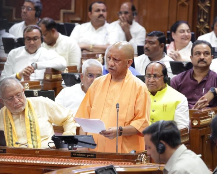 उप्र : सीएम योगी उत्तर प्रदेश विधानसभा सत्र के प्रथम दिवस सदन की कार्यवाही में हुए शामिल