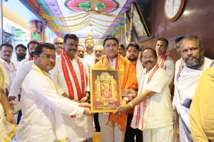 आंध्र प्रदेश : गोवा के मुख्यमंत्री प्रमोद सावंत ने विजयवाड़ा के पवित्र श्री कनक दुर्गा मंदिर में पूजा-अर्चना की आंध्र प्रदेश : गोवा के मुख्यमंत्री प्रमोद सावंत ने विजयवाड़ा के पवित्र श्री कनक दुर्गा मंदिर में पूजा-अर्चना की