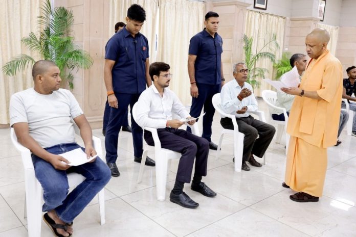उप्र : सीएम योगी ने लखनऊ स्थित अपने सरकारी आवास पर 'जनता दर्शन' किया