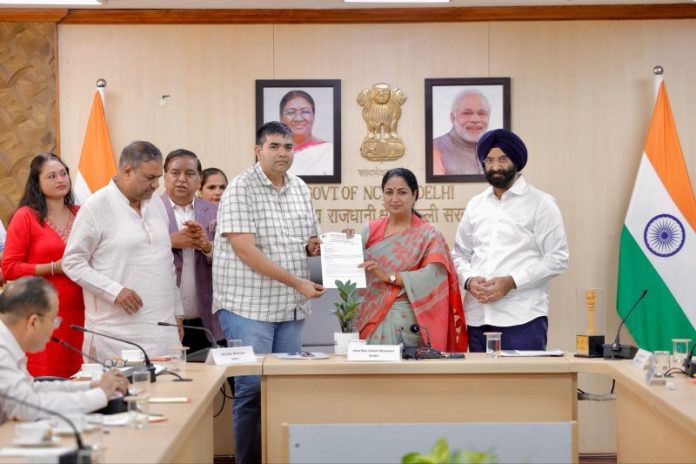 दिल्ली : सीएम रेखा गुप्ता ने 'निर्माण उद्योग बचाओ मोर्चा' के एक प्रतिनिधिमंडल से मुलाकात की