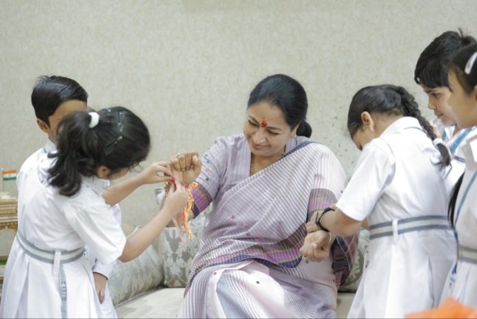 सीएम रेखा गुप्ता ने मुख्यमंत्री जन सेवा सदन' में दिल्ली भर के बच्चों के साथ रक्षाबंधन मनाया
