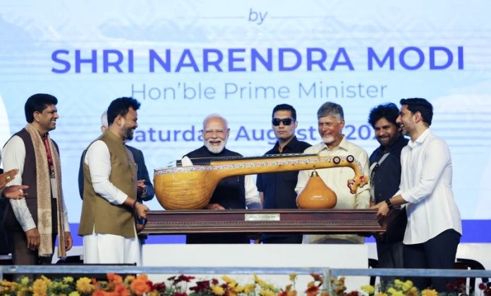 आंध्र प्रदेश : सीएम एन. चंद्रबाबू नायडू ने पीएम मोदी को भोगपुरम में हाथ से बनाई गई 'बोब्बिली एकांडा वीणा' भेंट की आंध्र प्रदेश : सीएम एन. चंद्रबाबू नायडू ने पीएम मोदी को भोगपुरम में हाथ से बनाई गई 'बोब्बिली एकांडा वीणा' भेंट की