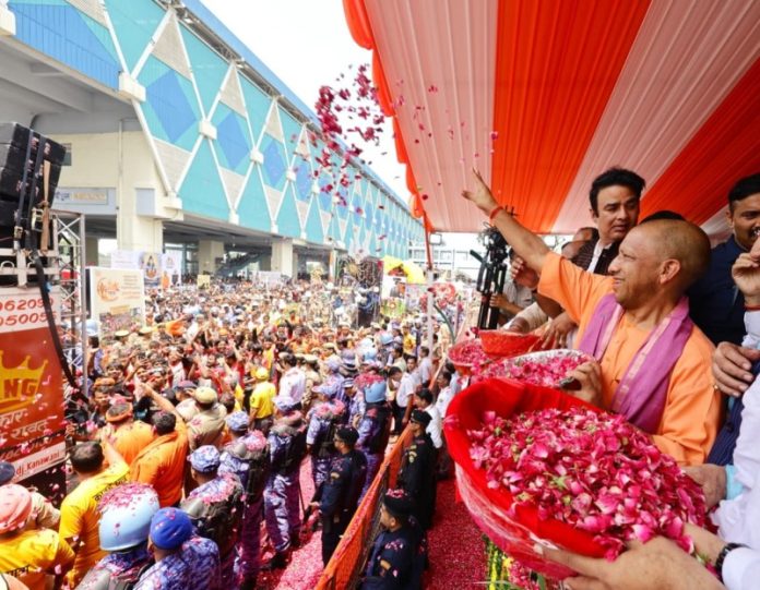 उप्र : सीएम योगी ने मेरठ में कांवड़ यात्रियों पर पुष्पवर्षा की उप्र : सीएम योगी ने मेरठ में कांवड़ यात्रियों पर पुष्पवर्षा की