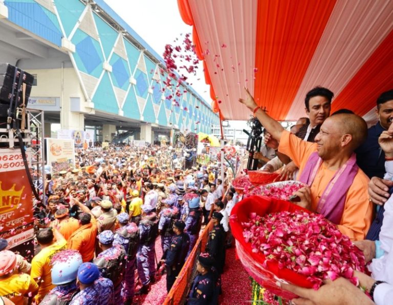 उप्र : सीएम योगी ने मेरठ में कांवड़ यात्रियों पर पुष्पवर्षा की