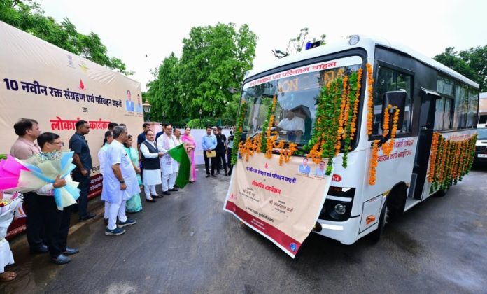 केंद्रीय मंत्री जेपी नड्डा ने जयपुर में 10 नवीन रक्त संग्रहण एवं परिवहन बसों को हरी झंडी दिखाकर रवाना किया