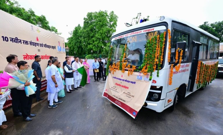 केंद्रीय मंत्री जेपी नड्डा ने जयपुर में 10 नवीन रक्त संग्रहण एवं परिवहन बसों को हरी झंडी दिखाकर रवाना किया