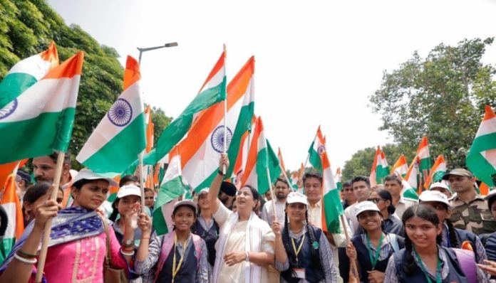 दिल्ली : सीएम रेखा गुप्ता ने 'हर घर तिरंगा 2026' अभियान के तहत कनॉट प्लेस में एनडीएमसी द्वारा आयोजित तिरंगा यात्रा में हिस्सा लिया