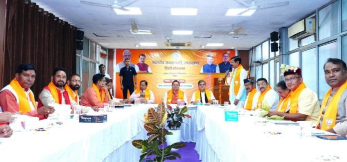 देहरादून : सीएम धामी ने भाजपा प्रदेश कार्यालय में टिहरी के सांसद, विधायकों, जिला अध्यक्ष एवं पार्टी के वरिष्ठ पदाधिकारियों के साथ की बैठक