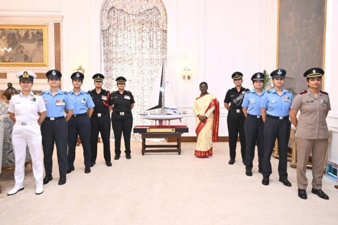 राष्ट्रपति मुर्मू से भारतीय सेना के सेलिंग वेसल 'त्रिवेणी' के क्रू ने राष्ट्रपति भवन में मुलाकात की
