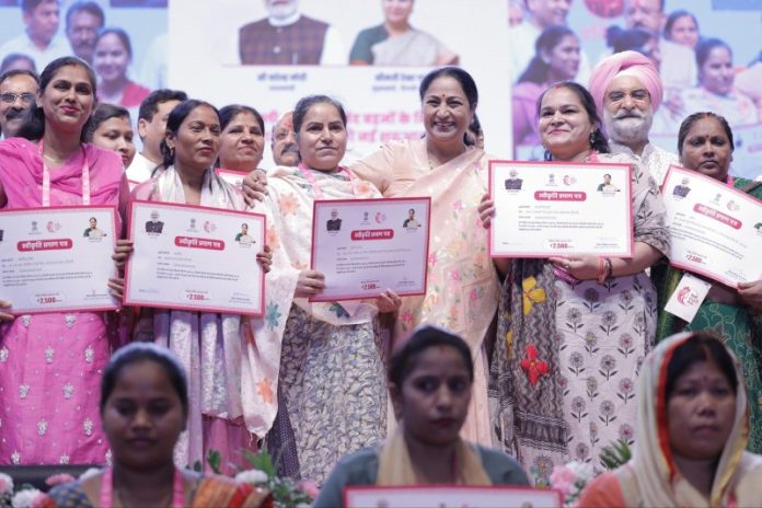 सीएम रेखा गुप्ता ने दिल्ली लक्ष्मी योजना लॉन्च की; 2,500 लाभार्थी महिलाओं को स्वीकृति पत्र प्रदान किए सीएम रेखा गुप्ता ने दिल्ली लक्ष्मी योजना लॉन्च की; 2,500 लाभार्थी महिलाओं को स्वीकृति पत्र प्रदान किए