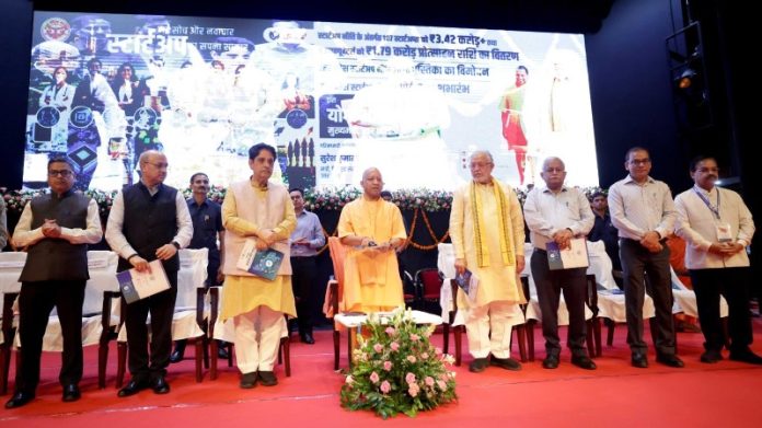 लखनऊ : सीएम योगी यूपी स्टार्टअप नीति-2026 की पुस्तिका के विमोचन एवं यूपी स्टार्टअप मिशन पोर्टल के शुभारंभ कार्यक्रम में हुए शामिल