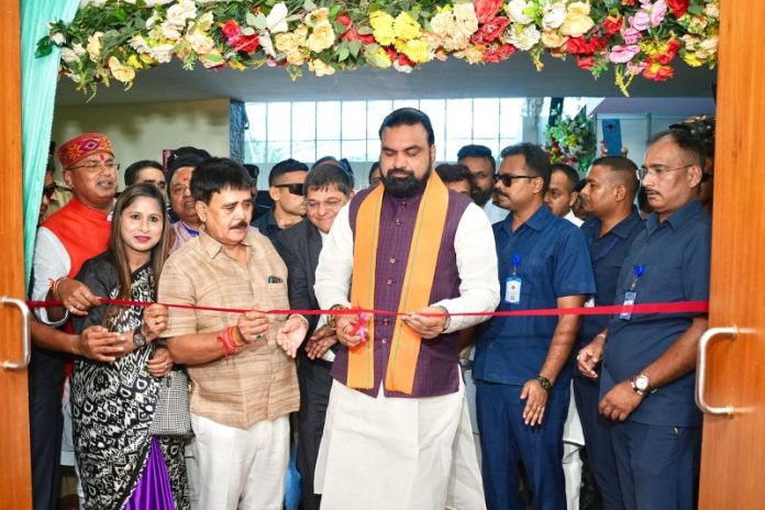 पटना : सीएम सम्राट चौधरी ने ज्ञान भवन में आयोजित ज्वेलरी महोत्सव-2026 का दीप प्रज्ज्वलित कर शुभारंभ किया पटना : सीएम सम्राट चौधरी ने ज्ञान भवन में आयोजित ज्वेलरी महोत्सव-2026 का दीप प्रज्ज्वलित कर शुभारंभ किया