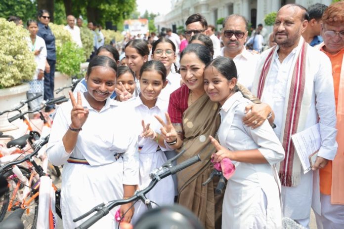 दिल्ली : सीएम रेखा गुप्ता ने 'विद्या वाहिनी योजना' के तहत 9वीं कक्षा की 200 छात्राओं को साइकिलें बांटीं
