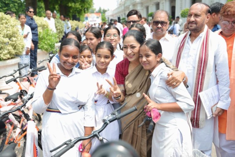 दिल्ली : सीएम रेखा गुप्ता ने ‘विद्या वाहिनी योजना’ के तहत 9वीं कक्षा की 200 छात्राओं को साइकिलें बांटीं