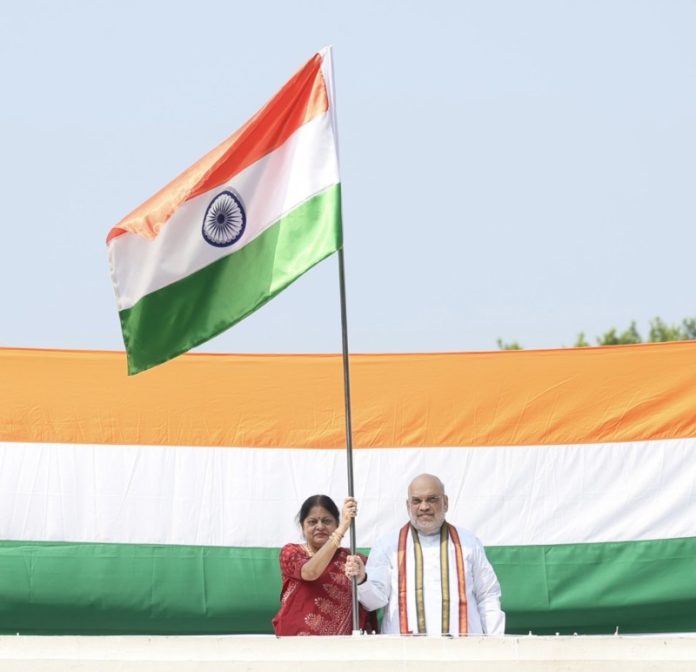 नई दिल्ली : केंद्रीय गृह मंत्री अमित शाह ने अपने आवास पर हर घर तिरंगा अभियान के तहत तिरंगा फहराया