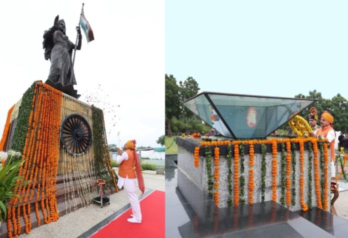भोपाल : सीएम यादव ने शौर्य स्मारक में भारत माता की प्रतिमा पर पुष्प अर्पित किए, शौर्य स्तंभ पर शहीदों को दी श्रद्धांजलि भोपाल : सीएम यादव ने शौर्य स्मारक में भारत माता की प्रतिमा पर पुष्प अर्पित किए, शौर्य स्तंभ पर शहीदों को दी श्रद्धांजलि