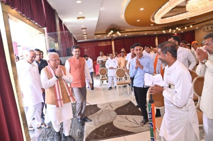 केंद्रीय मंत्री मनोहर लाल ने करनाल जिले के 40 गांवों के वरिष्ठ प्रबुद्धजनों से क्षेत्र में चल रहे विकास कार्यों को लेकर चर्चा की
