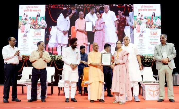 लखनऊ : सीएम योगी कृषि विभाग के लिए नवचयनित प्राविधिक सहायकों एवं मंडी सचिवों को नियुक्ति-पत्र वितरण हेतु कार्यक्रम में हुए शामिल