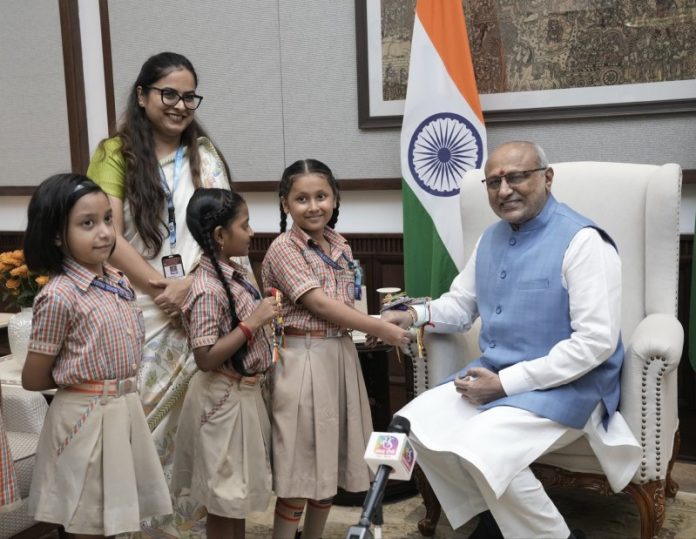 उपराष्ट्रपति सीपी राधाकृष्णन ने उपराष्ट्रपति भवन में स्कूली बच्चों के साथ मनाया रक्षाबंधन उपराष्ट्रपति सीपी राधाकृष्णन ने उपराष्ट्रपति भवन में स्कूली बच्चों के साथ मनाया रक्षाबंधन