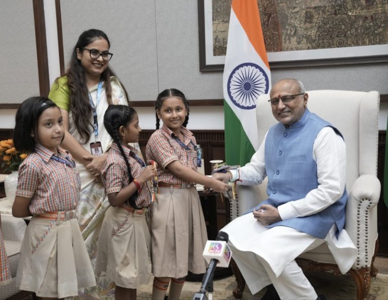 उपराष्ट्रपति सीपी राधाकृष्णन ने उपराष्ट्रपति भवन में स्कूली बच्चों के साथ मनाया रक्षाबंधन