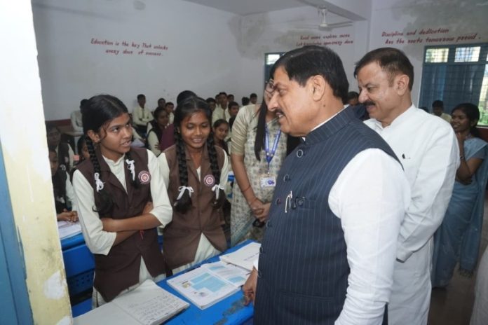 बालाघाट : सीएम यादव ने लांजी स्थित शासकीय उत्कृष्ट उच्चतर माध्यमिक विद्यालय का अवलोकन कर विद्यार्थियों से आत्मीय संवाद किया बालाघाट : सीएम यादव ने लांजी स्थित शासकीय उत्कृष्ट उच्चतर माध्यमिक विद्यालय का अवलोकन कर विद्यार्थियों से आत्मीय संवाद किया