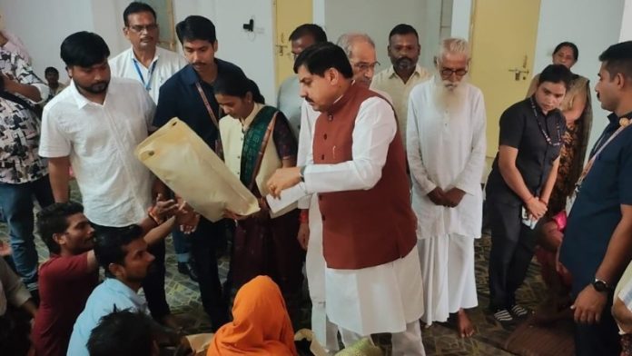 चित्रकूट : सीएम यादव ने चित्रकूट विकास प्राधिकरण के आश्रय स्थल पर बाढ़ प्रभावितों से मुलाकात की और उन्हें राहत सामग्री वितरित की