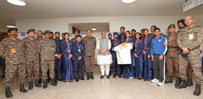 रक्षा मंत्री राजनाथ सिंह ने कॉमनवेल्थ गेम्स 2026 में 08 गोल्ड सहित 16 मेडल जीतने वाली भारतीय सेना के दल के सदस्यों के साथ की बातचीत