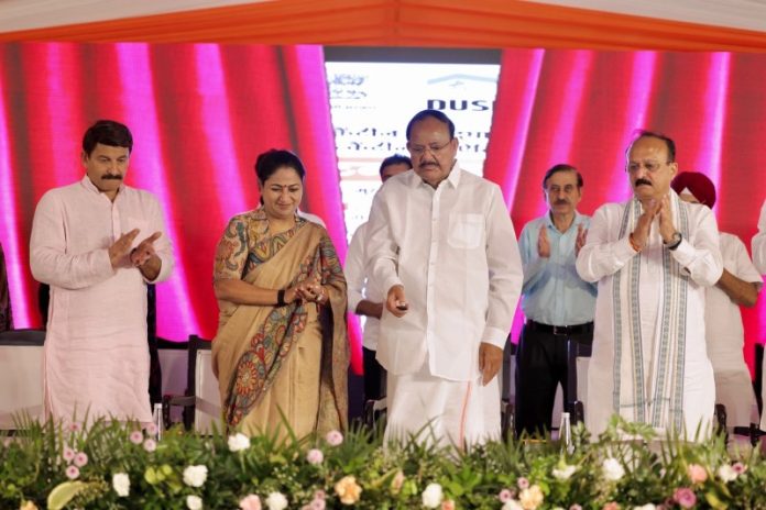 दिल्ली : पूर्व उपराष्ट्रपति एम. वेंकैया नायडू ने सीएम रेखा गुप्ता के साथ मिलकर तिमारपुर से 25 नए अटल कैंटीन का उद्घाटन किया