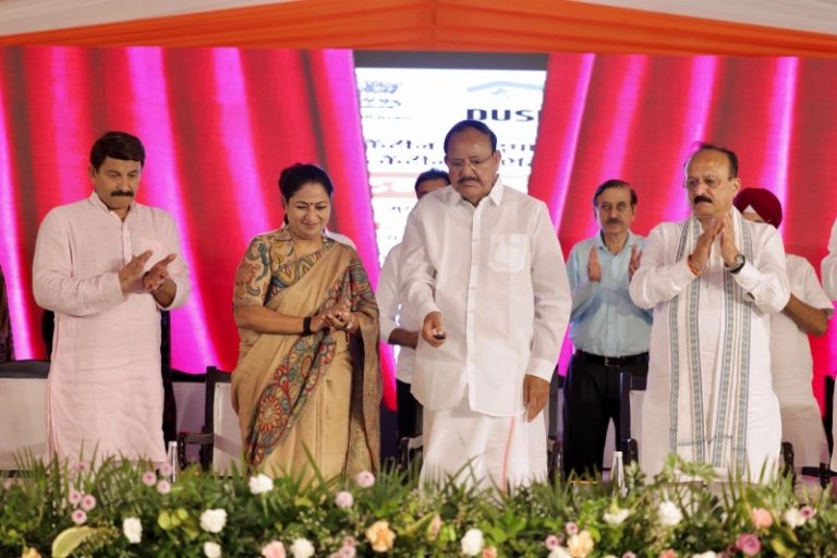 दिल्ली : पूर्व उपराष्ट्रपति एम. वेंकैया नायडू ने सीएम रेखा गुप्ता के साथ मिलकर तिमारपुर से 25 नए अटल कैंटीन का उद्घाटन किया