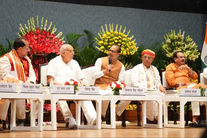 नई दिल्ली : केंद्रीय मंत्री शिवराज सिंह चौहान ने ICAR के वैज्ञानिकों, केंद्रीय मंत्रियों और राज्यों के कृषि एवं पशुपालन मंत्रियों के साथ चर्चा की