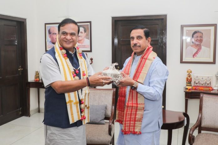 दिल्ली : असम के मुख्यमंत्री हिमंत बिस्वा सरमा ने केंद्रीय मंत्री प्रल्हाद जोशी से मुलाकात की