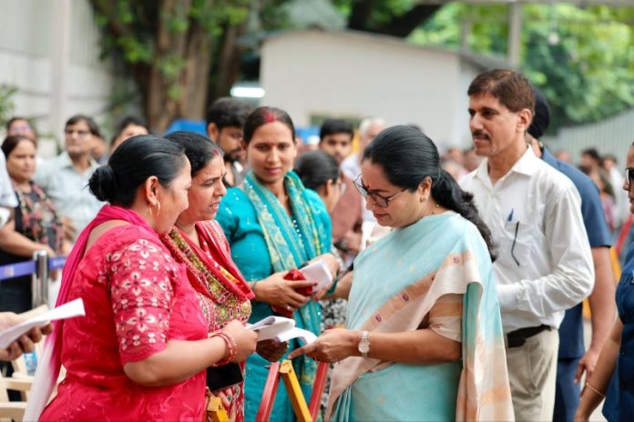 दिल्ली : सीएम रेखा गुप्ता ने 'मुख्यमंत्री जन सेवा सदन' में जन-सुनवाई की, नागरिकों से मुलाकात कर उनकी समस्याएं सुनीं