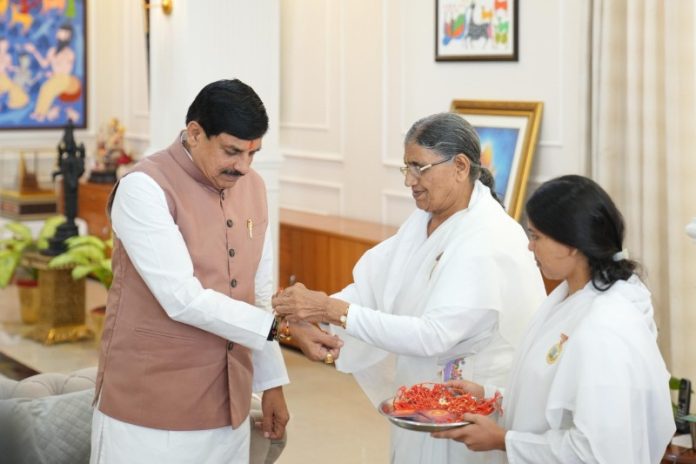 भोपाल : सीएम डॉ. मोहन यादव को ब्रह्माकुमारी ईश्वरीय प्रजापिता विश्वविद्यालय से जुड़ी बहनों ने राखी बांधी
