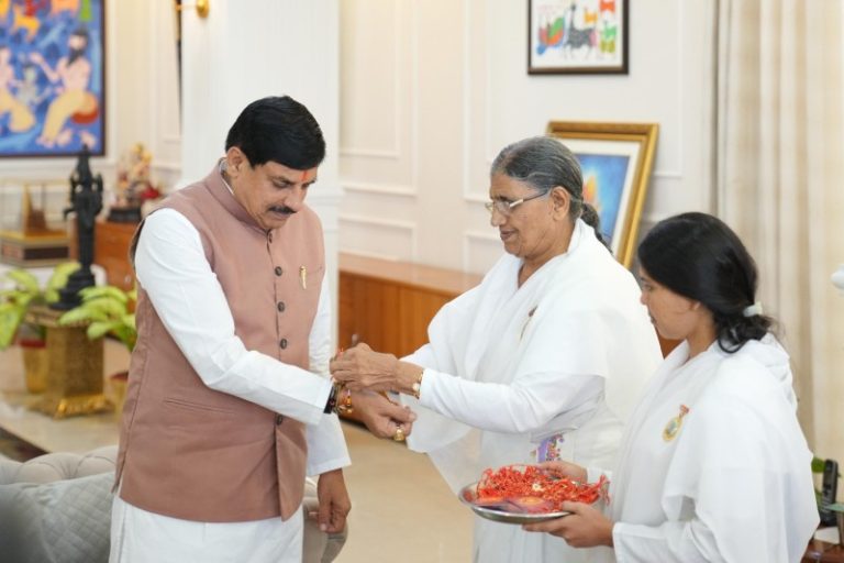 भोपाल : सीएम डॉ. मोहन यादव को ब्रह्माकुमारी ईश्वरीय प्रजापिता विश्वविद्यालय से जुड़ी बहनों ने राखी बांधी