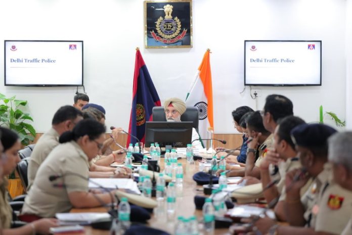दिल्ली : उपराज्यपाल तरणजीत सिंह संधू ने टोडापुर स्थित ट्रैफिक पुलिस हेडक्वार्टर में दिल्ली ट्रैफिक पुलिस के कामकाज की समीक्षा की