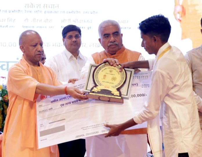 लखनऊ : सीएम योगी ने उत्कृष्ट कार्य करने वाले बुनकरों एवं कारीगरों को 'संत कबीर राज्य स्तरीय हथकरघा पुरस्कार' प्रदान किया