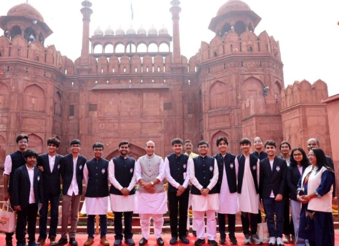रक्षा मंत्री राजनाथ सिंह ने लाल किले पर इंटरनेशनल साइंस ओलंपियाड के पदक विजेताओं से बातचीत की
